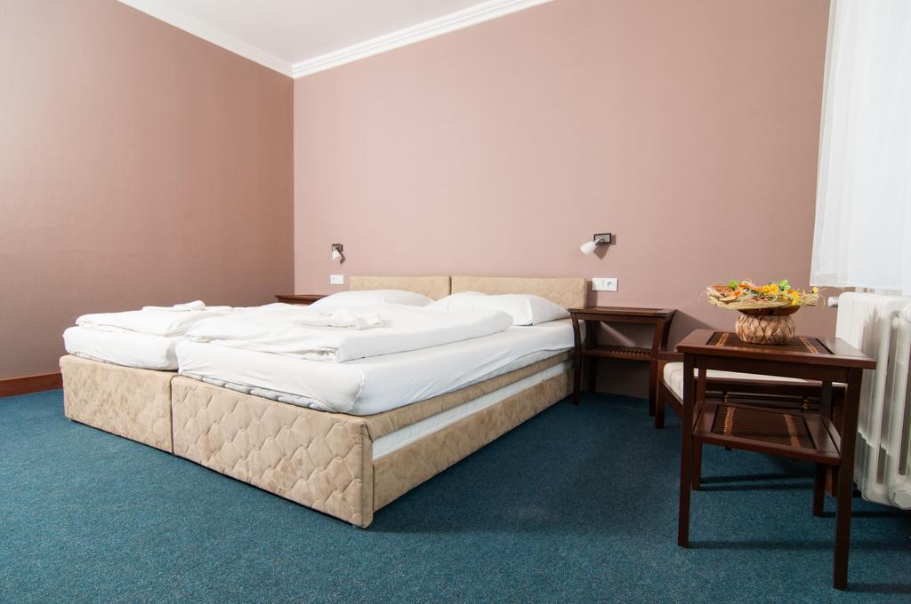 Hotel Radejov Knezdub Экстерьер фото