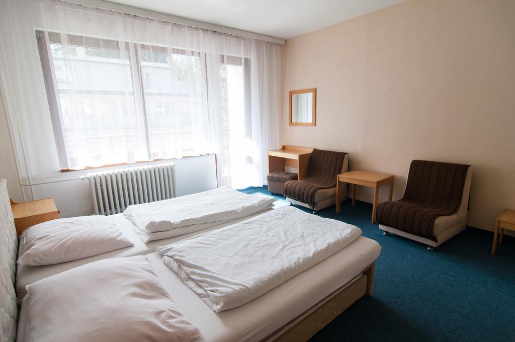 Hotel Radejov Knezdub Экстерьер фото