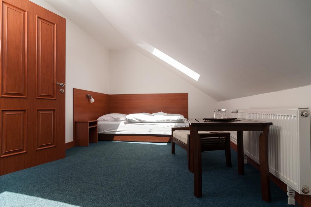 Hotel Radejov Knezdub Экстерьер фото