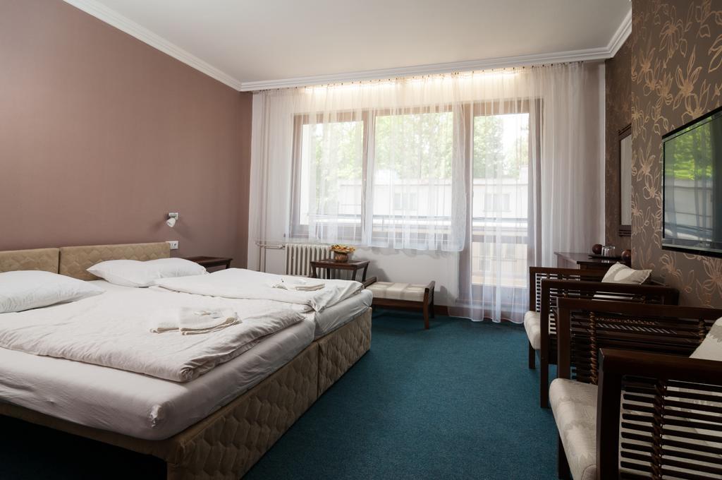 Hotel Radejov Knezdub Экстерьер фото