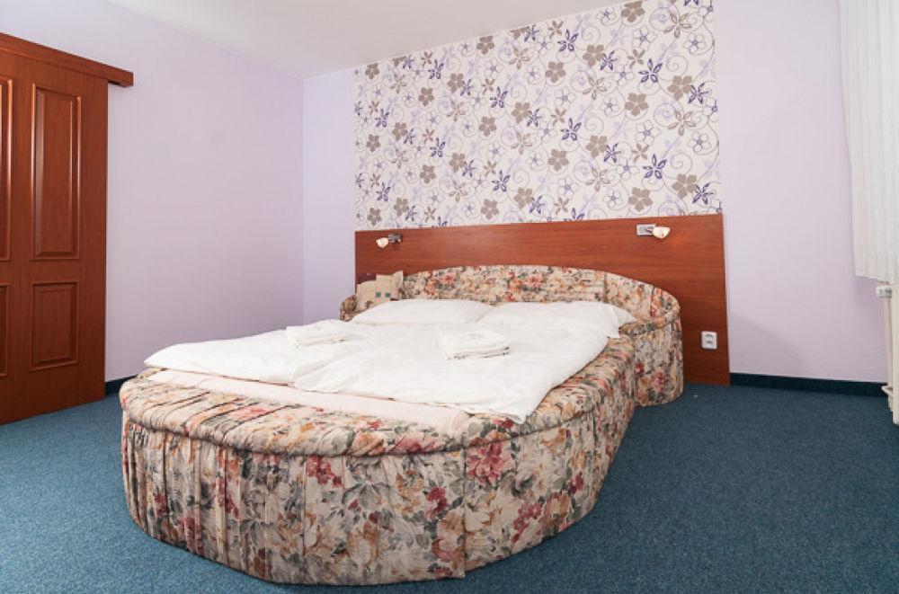 Hotel Radejov Knezdub Экстерьер фото